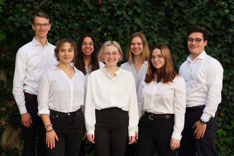 Das Jessup Team der Universität Freiburg bestehend aus Anna Schobel, Hannah Wiemer, Jenny Yoffe und Teresa Souto Miebach mit den Coaches Sebastian Pfeifer, Neele Mettenleiter und Joshua Probst.