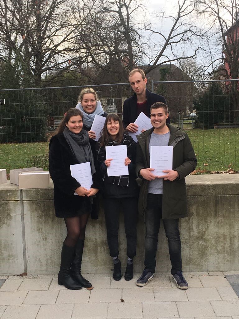 Das Team nach Abholung der fertig gedruckten Schriftsätze